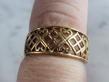 Load image into Gallery viewer, Womens Vintage Estate 18K Gold Filigree Heart Band Ring 3.3g E4903