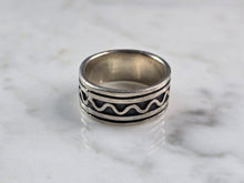 Load image into Gallery viewer, Womens Vintage Estate Sterling Silver Celtic Wave Ring 6.0g E4988