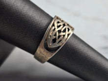 Load image into Gallery viewer, Womens Vintage Estate Sterling Silver Celtic Eternity Knot Ring 5.7g E4989