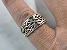 Load image into Gallery viewer, Womens Vintage Estate Sterling Silver Celtic Eternity Knot Ring 5.7g E4989