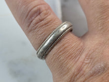 Load image into Gallery viewer, Mens Vintage Estate Sterling Silver Wedding Band Ring 4.4g E4992
