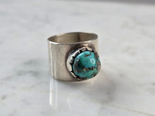 Load image into Gallery viewer, Womens Vintage Estate Sterling Silver Southwestern Turquoise Ring 12.1g E504