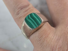 Load image into Gallery viewer, Mens Vintage Estate Sterling Silver Southwestern Malachite Ring 13.1g E506