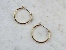 Load image into Gallery viewer, Pr Womens Vintage Estate 14K Gold Hoop Earrings, 0.4g E5137