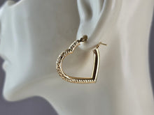Load image into Gallery viewer, Pr Womens Vintage Estate 14K Yellow Gold Hoop Heart Earrings, 1.3g E5141