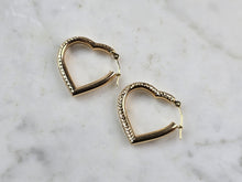 Load image into Gallery viewer, Pr Womens Vintage Estate 14K Yellow Gold Hoop Heart Earrings, 1.3g E5141