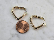 Load image into Gallery viewer, Pr Womens Vintage Estate 14K Yellow Gold Hoop Heart Earrings, 1.3g E5141