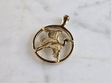 Load image into Gallery viewer, Womens Vintage Estate 14k Yellow Gold Pelican Bird Pendant 2.6g E5387
