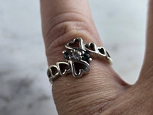 Load image into Gallery viewer, Womens Vintage Estate 10k White Gold Heart Ring 2.8g E5417