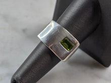 Load image into Gallery viewer, Womens Vintage Estate Sterling Silver Modernist Peridot Ring 15.0g E5564
