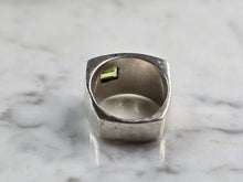 Load image into Gallery viewer, Womens Vintage Estate Sterling Silver Modernist Peridot Ring 15.0g E5564