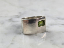 Load image into Gallery viewer, Womens Vintage Estate Sterling Silver Modernist Peridot Ring 15.0g E5564