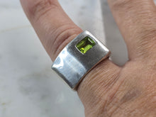 Load image into Gallery viewer, Womens Vintage Estate Sterling Silver Modernist Peridot Ring 15.0g E5564