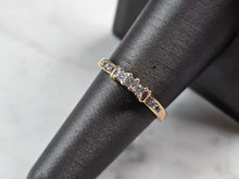 Load image into Gallery viewer, Womens Vintage Estate 10K Yellow Gold Diamond Ring 2.0g E5572