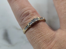 Load image into Gallery viewer, Womens Vintage Estate 10K Yellow Gold Diamond Ring 2.0g E5572