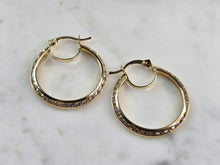 Load image into Gallery viewer, Womens 14K Yellow Gold CZ Hoop Earrings, 3.3g E5580