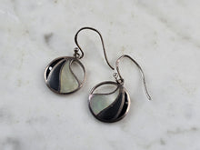 Load image into Gallery viewer, Womens Vintage Estate Sterling Silver MOP Earrings 3.0g E5590
