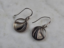 Load image into Gallery viewer, Womens Vintage Estate Sterling Silver MOP Earrings 3.0g E5590