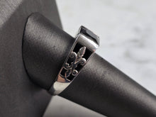 Load image into Gallery viewer, Mens Sterling Silver Modernist Onyx Fleur De Lis Ring 4.4g E5836