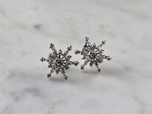 Load image into Gallery viewer, Womens Vintage Estate Sterling Silver CZ Snowflake Stud Earrings 1.7g E5885
