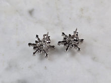 Load image into Gallery viewer, Womens Vintage Estate Sterling Silver CZ Snowflake Stud Earrings 1.7g E5885