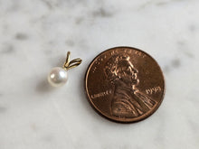 Load image into Gallery viewer, Womens Vintage Estate 14K Yellow Gold Pearl Pendant, 0.3g E6154