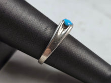 Load image into Gallery viewer, Womens Vintage Estate Sterling Silver Southwestern Turquoise Ring 3.5g E632