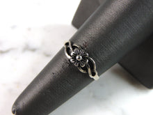 Load image into Gallery viewer, Womens Sterling Silver Modernist Floral Ring 1.3g E6359