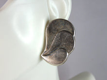 Load image into Gallery viewer, Womens Vintage Estate Sterling Silver Modernist Earrings 7g E6362
