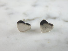 Load image into Gallery viewer, Womens Vintage Estate Sterling Silver Heart Earrings 0.5g E6370