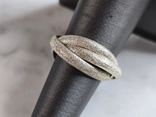 Load image into Gallery viewer, Womens Vintage Estate Sterling Silver Textured Trinity Ring 5.3g E6424