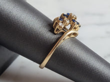 Load image into Gallery viewer, Womens Vintage Estate 14k Yellow Gold Diamond Sapphire Cluster Ring 3.4g E6523