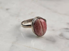 Load image into Gallery viewer, Womens Vintage Estate Sterling Silver Rhodochrosite Ring 5.0g E6535