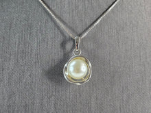 Load image into Gallery viewer, Womens Vintage Estate Sterling Silver Faux Pearl Pendant Necklace 4.0g E6626
