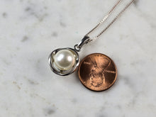 Load image into Gallery viewer, Womens Vintage Estate Sterling Silver Faux Pearl Pendant Necklace 4.0g E6626