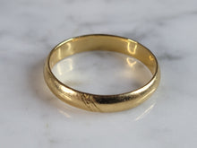 Load image into Gallery viewer, Womens Vintage Estate 18K Yellow Gold Wedding Band Ring 3.2g E6638