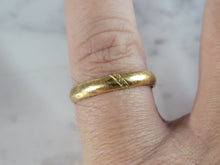 Load image into Gallery viewer, Womens Vintage Estate 18K Yellow Gold Wedding Band Ring 3.2g E6638