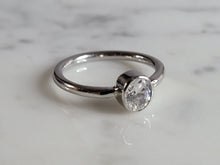 Load image into Gallery viewer, Womens Estate Sterling Silver Modernist CZ Ring 2.3g E6648
