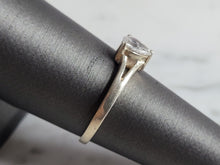 Load image into Gallery viewer, Womens Estate Sterling Silver CZ Ring 2.0g E6686