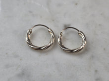Load image into Gallery viewer, Womens Vintage Estate Sterling Silver Hoop Earrings 0.8g E6689