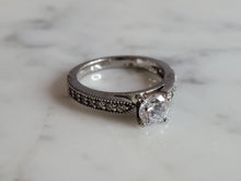 Load image into Gallery viewer, Womens Estate Sterling Silver CZ Ring 3.1g E6690