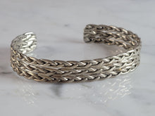 Load image into Gallery viewer, Womens Vintage Estate Sterling Silver Cuff Bracelet 18.4g E6703