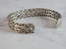 Load image into Gallery viewer, Womens Vintage Estate Sterling Silver Cuff Bracelet 18.4g E6703