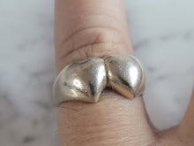 Load image into Gallery viewer, Womens Vintage Estate Sterling Silver Double Heart Ring 4.9g E6728