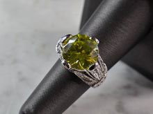 Load image into Gallery viewer, Womens Vintage Estate Sterling Silver Modernist Peridot Ring 8.8g E6748