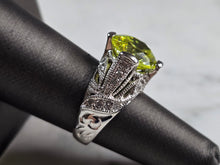 Load image into Gallery viewer, Womens Vintage Estate Sterling Silver Modernist Peridot Ring 8.8g E6748