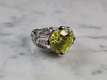 Load image into Gallery viewer, Womens Vintage Estate Sterling Silver Modernist Peridot Ring 8.8g E6748