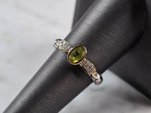 Load image into Gallery viewer, Womens Vintage Estate Sterling Silver Modernist Peridot Ring 3.0g E6750