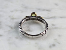 Load image into Gallery viewer, Womens Vintage Estate Sterling Silver Modernist Peridot Ring 3.0g E6750