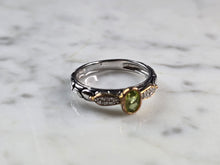Load image into Gallery viewer, Womens Vintage Estate Sterling Silver Modernist Peridot Ring 3.0g E6750